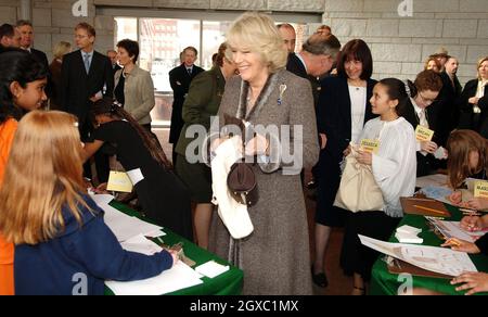 Prince Charles, Prince de Galles et Camilla, Duchesse de Cornwall rencontre des élèves de l'école Loesche lorsqu'ils visitent le Pavillon Liberty Bell lors d'une visite à Philadelphie le 27 janvier 2007.Anwar Hussein/EMPICS Entertainment Banque D'Images