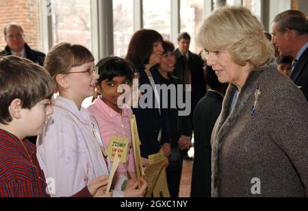 Prince Charles, Prince de Galles et Camilla, Duchesse de Cornwall rencontre des élèves de l'école Loesche lorsqu'ils visitent le Pavillon Liberty Bell lors d'une visite à Philadelphie le 27 janvier 2007.Anwar Hussein/EMPICS Entertainment Banque D'Images