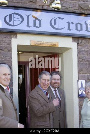 Le Prince Charles, Prince de Galles, visite le pub et la micro-brasserie Old Crown dans le village de Hesket Newmarket, Cumbria, le 5 février 2007.Anwar Hussein/EMPICS Entertainment Banque D'Images