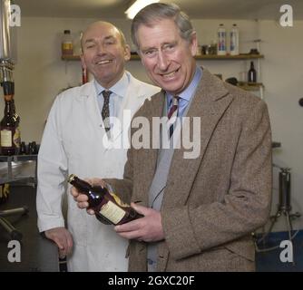 Le Prince Charles, Prince de Galles, visite le pub et la micro-brasserie Old Crown dans le village de Hesket Newmarket, Cumbria, le 5 février 2007.Anwar Hussein/EMPICS Entertainment Banque D'Images