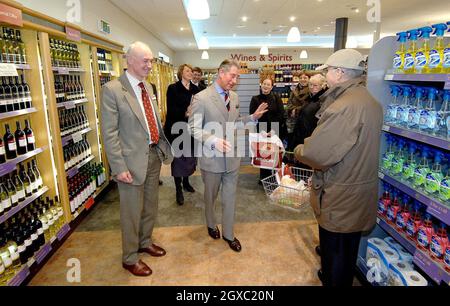 Prince Charles, Prince de Galles, visite un supermarché à Keswick, Cumbria, qui s'engage à approvisionner localement les produits, rencontrer les fournisseurs et les agriculteurs locaux le 5 février 2007.Anwar Hussein/EMPICS Entertainment Banque D'Images