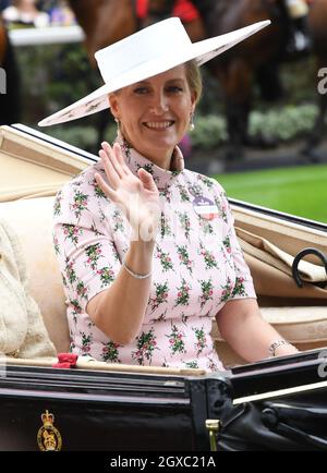 Sophie, comtesse de Wessex arrive en calèche pour assister à la première journée de Royal Ascot le 18 juin 2019 Banque D'Images