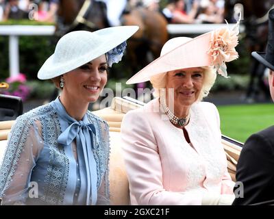 Catherine, duchesse de Cambridge et Camilla, duchesse de Cornwall arrivent en calèche pour assister à la première journée de Royal Ascot le 18 juin 2019 Banque D'Images