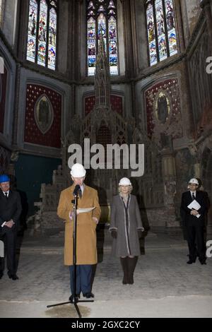 Le Prince Charles, Prince de Galles, prononce un discours tandis que lui et Camilla, duchesse de Cornwall, font le tour du monastère de Gorton à Manchester et voient le travail accompli par des étudiants et des artisans pour restaurer le bâtiment historique le 7 février 2007. Banque D'Images