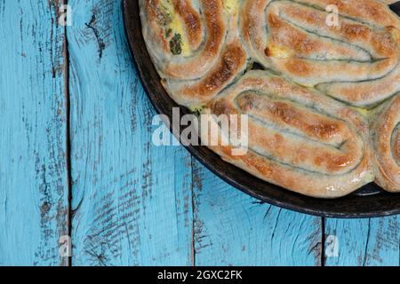 tourte de burek dans un cadre rustique en bois bleu et plat authentique, vue de dessus plan plat Banque D'Images