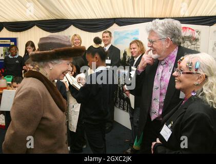 La reine Elizabeth II sourit alors qu'elle rencontre l'artiste Rolf Harris et la femme ALWEN, tandis que les enfants de la Manor Primary School à Stratford dessinent des portraits de sa Majesté lors d'une visite à l'Université de l'est de Londres le 16 février 2007. Banque D'Images