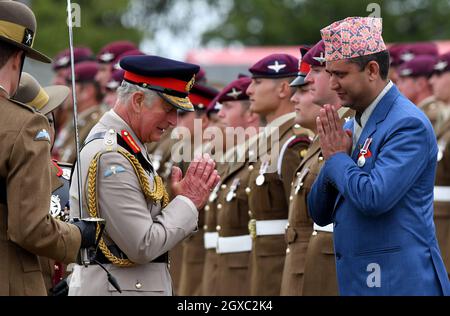 Prince Charles, Prince de Galles, colonel en chef, 1er Bataillon le Royal Gurkha Rifles donne le traditionnel Namaste népalais (salutation) lorsqu'il visite le bataillon pendant le 25e anniversaire de leur formation à la caserne Sir John Moore à Folkestone le 09 juillet 2019. Banque D'Images