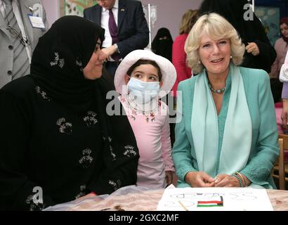 Camilla, Duchesse de Cornwall rencontre de jeunes patients lors d'une visite à l'hôpital Kuwait Association for the Care of Children au Koweït le 20 février 2007. Banque D'Images