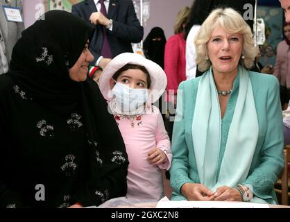 Camilla, Duchesse de Cornwall rencontre de jeunes patients lors d'une visite à l'hôpital Kuwait Association for the Care of Children au Koweït le 20 février 2007. Banque D'Images