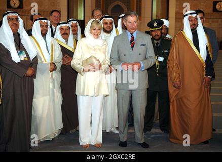 Camilla, Duchesse de Cornwall, couvre sa tête avec un foulard et enlève ses chaussures comme marque de respect lorsqu'elle visite la Grande Mosquée avec le Prince Charles, Prince de Galles à Koweït City le 21 février 2007. Banque D'Images