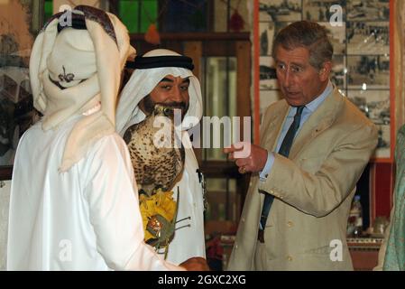 Le Prince Charles, prince de Galles, s'arrête pour observer un faucon lors d'une visite dans un souk arabe traditionnel à Doha, au Qatar.Date de la photo : vendredi 23 février 2007.Photo d'Anwar Hussein/EMPICS Entertainment Banque D'Images