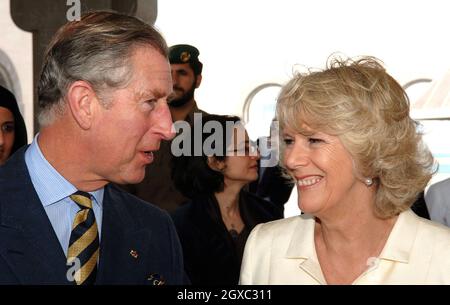 Le Prince Charles, Prince de Galles et Camilla, duchesse de Cornouailles, se réunissent pour une visite guidée du Nouveau Musée d'art islamique à Doha, Qatar, le 24 février 2007. Banque D'Images