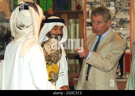 Le Prince Charles, prince de Galles, s'arrête pour observer un faucon lors d'une visite dans un souk arabe traditionnel à Doha, au Qatar, le 23 février 2007. Banque D'Images