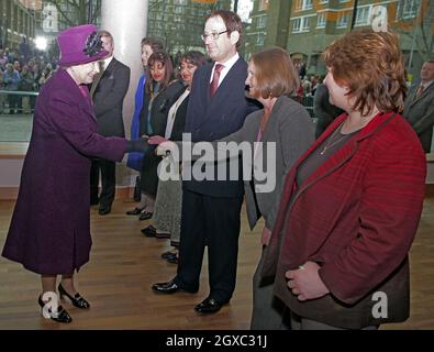 La reine Elizabeth II rencontre le propriétaire de journaux Express Richard Desmond et sa femme Janet alors qu'elle ouvrait le centre de l'œil pour enfants Richard Desmond à l'hôpital Moorfields Eye de Londres le 23 février 2007. Banque D'Images