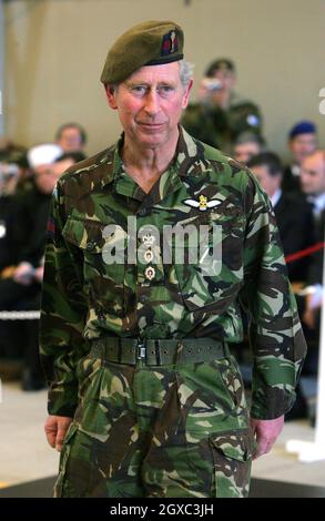 Le Prince Charles, prince de Galles, portant son uniforme de colonel en chef des gardes gallois, visite les gardes gallois du 1er Bataillon pour les opérations de maintien de la paix en Bosnie, le 1er mars 2007 à Banja Luka, en Bosnie. Banque D'Images