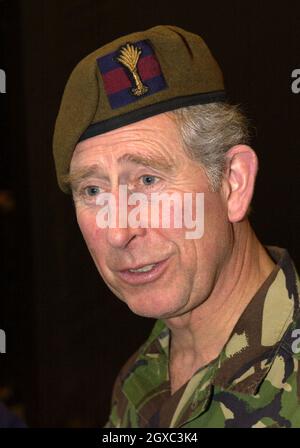 Le Prince Charles, prince de Galles, portant son uniforme de colonel en chef des gardes gallois, visite les gardes gallois du 1er Bataillon pour les opérations de maintien de la paix en Bosnie, le 1er mars 2007 à Banja Luka, en Bosnie. Banque D'Images