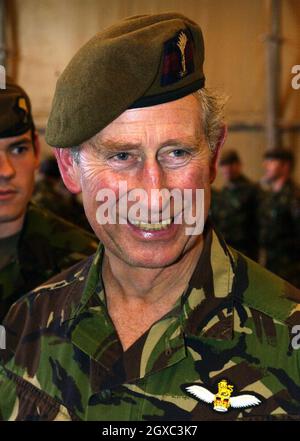 Le Prince Charles, prince de Galles, portant son uniforme de colonel en chef des gardes gallois, visite les gardes gallois du 1er Bataillon pour les opérations de maintien de la paix en Bosnie, le 1er mars 2007 à Banja Luka, en Bosnie. Banque D'Images