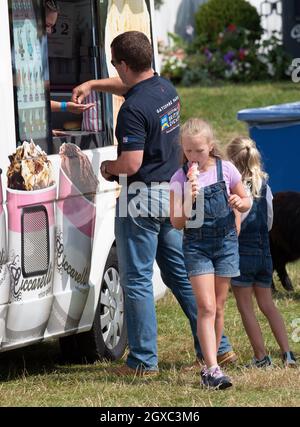 Peter Phillips achète les glaces Savannah Phillips et Isla Phillips lors du Festival of British Eventing à Gatcombe Park Banque D'Images