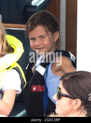 La princesse Charlotte regarde la régate inaugurale de la coupe du Roi, organisée par le duc et la duchesse de Cambridge, à Cowes, sur l'île de Wight, le 8 août 2019. Banque D'Images