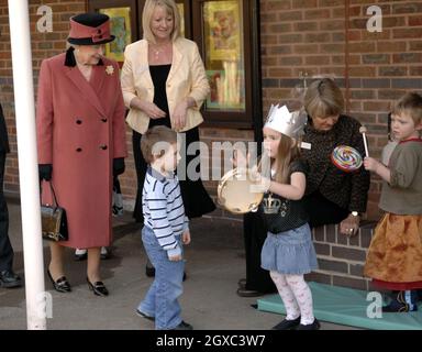 La reine Elizabeth II visite le rond-point Childrens Centre à Brighton le 8 mars 2007. Banque D'Images