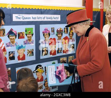 La reine Elizabeth II visite le rond-point Childrens Centre à Brighton le 8 mars 2007. Banque D'Images