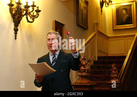 Le Prince Charles, Prince de Galles, prononce un discours lors de la réception « The Pub is the Hub » pour souligner le 5e anniversaire du projet visant à déplacer les services ruraux dans les pubs, à Clarence House à Londres, le 9 mars 2007. Banque D'Images