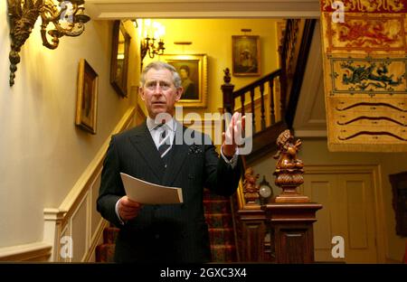 Le Prince Charles, Prince de Galles, prononce un discours lors de la réception « The Pub is the Hub » pour souligner le 5e anniversaire du projet visant à déplacer les services ruraux dans les pubs, à Clarence House à Londres, le 9 mars 2007. Banque D'Images