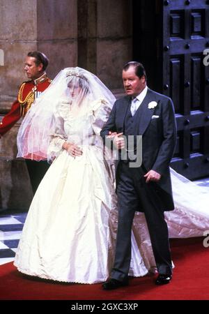 Diana, princesse de Galles, est conduite dans l'allée de la cathédrale Saint-Paul par son fier père, Earl Spencer, lors de son mariage avec le prince Charles, prince de Galles, le 29 juillet 1981. Banque D'Images