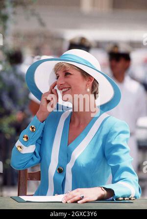 Diana, princesse de Galles sourit avec un chapeau bleu et blanc lorsqu'elle visite les tombes de la guerre du Commonwealth lors de sa visite en Égypte en mai 1992. Banque D'Images