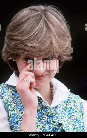 Lady Diana Spencer crie en public en regardant le Prince Charles jouer au polo à Tidworth en juillet 1981.Diana était bouleversée par des photographes trop zélés. Banque D'Images