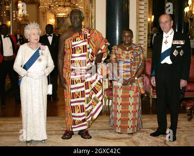 La reine Elizabeth II et le prince Philip, duc d'Édimbourg posent avec le président du Ghana, John Agyekum Kufuor, et son épouse Theresa Kufuor, alors qu'ils arrivent pour un banquet d'État au Palais de Buckingham à Londres le 13 mars 2007. Banque D'Images