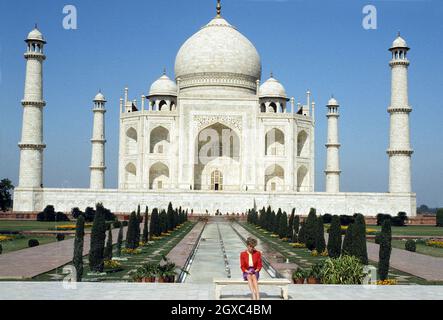 Diana, princesse de Galles pose devant le Taj Mahal lors d'une visite en Inde en février 1992. Banque D'Images