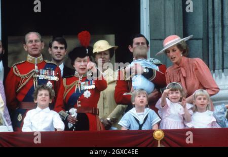 Reine Elizabeth II, prince Philip, duc d'Édimbourg, prince Charles, prince de Galles,Diana, Princesse de Galles, Princesse Anne, Prince William, Prince Harry et Prince Edward, comte de Wessex à Trooping of the Color, Buckingham Palace, Londres en juin 1985. Banque D'Images