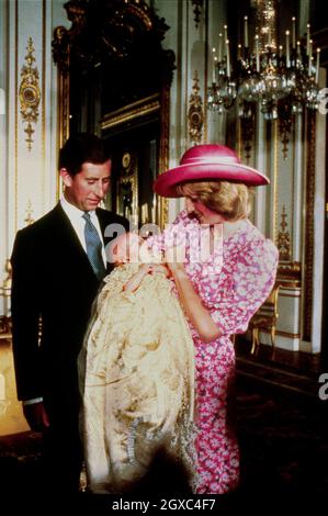 Diana, la princesse et le prince Charles, prince de Galles, regardent avec amour le bébé prince William le jour de son baptême au palais de Buckingham le 4 août 1982. Banque D'Images