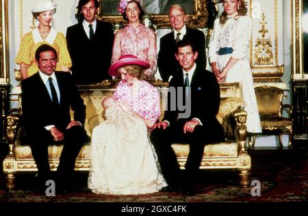 Le prince Charles, prince de Galles et Diana, princesse de Galles, sont assis avec le bébé prince William et d'autres membres de la famille royale le jour de son baptême à Buckingham Palace, Londres, le 4 août 1982. Banque D'Images