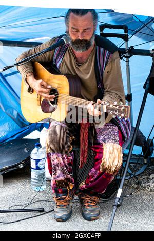 Un guitariste en plein air à bord du port de Padstow Banque D'Images