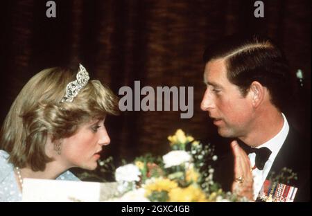 Le Prince Charles, prince de Galles, s'entretient avec Diana, princesse de Galles, en Nouvelle-Zélande, en avril 1983. Banque D'Images