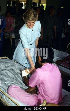 Diana, princesse de Galles, serre la main avec un patient lors d'une visite à un hôpital de lèpre en 1989 en Indonésie. Banque D'Images