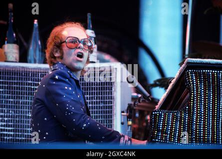 Elton John en concert au stade Wembley en mai 1974. Banque D'Images