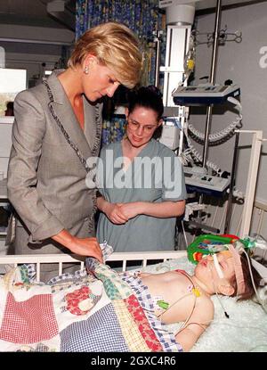 Diana, princesse de Galles, visite Vessa Kahramani, âgée de dix-huit mois, lors de sa visite à l'unité de soins intensifs pédiatriques de l'hôpital St Mary à Londres le 22 avril 1997. Banque D'Images