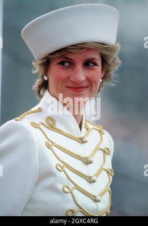 Diana, princesse de Galles, portant un costume de style militaire de Catherine Walker et chapeau de Graham Smith à Kangol Banque D'Images