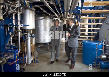 Le Prince Charles, prince de Galles, accompagné du président James Nelstrop, visite la Compagnie anglaise Whisky à Norfolk le 27 mars 2007. Banque D'Images