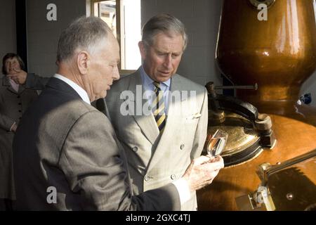 Le Prince Charles, Prince de Galles, visite la Compagnie anglaise Whisky à Norfolk le 27 mars 2007. Banque D'Images