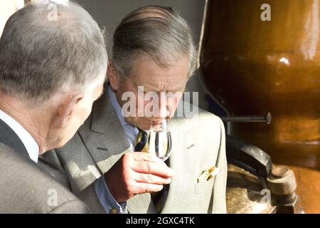 Le Prince Charles, Prince de Galles, sent le whisky « premier esprit » avant qu'il ne vieillit alors qu'il visite la Compagnie anglaise Whisky à Norfolk le 27 mars 2007. Banque D'Images