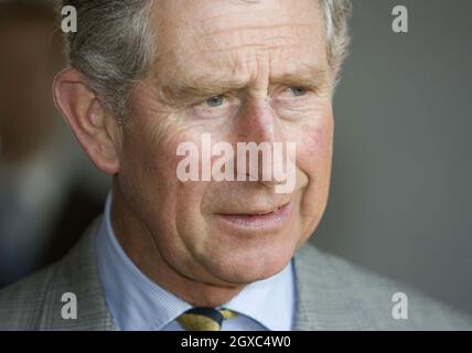 Le Prince Charles, Prince de Galles, visite la Compagnie anglaise Whisky à Norfolk le 27 mars 2007. Banque D'Images