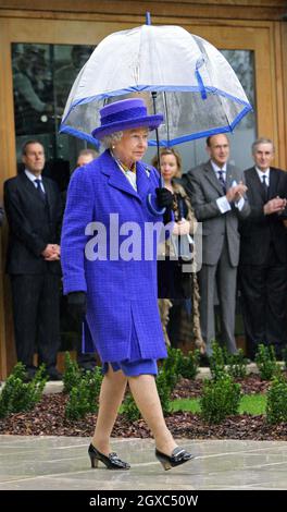 La reine Elizabeth II est placée sous un parapluie lors de sa visite au nouveau centre national de tennis de Roehampton, à Londres, le 29 2007 mars. Banque D'Images