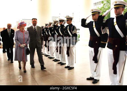 La reine Elizabeth II passe devant les membres du corps des cadets de l'Institut polytechnique de Virginie sur son chemin dans le bâtiment du Capitole à Richmond.La Reine a fait une allocution à l'Assemblée générale de Virginie lors de la première étape de sa visite de six jours aux États-Unis, le 3 mai 2007.La Reine a exprimé sa sympathie pour la récente tragédie des tirs à Virginia Tech, où 33 étudiants et employés sont morts. Banque D'Images