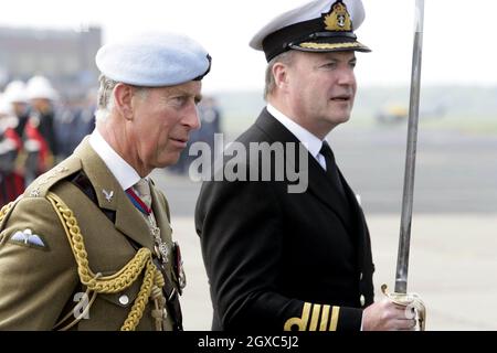 Le Prince Charles, Prince de Galles, colonel en chef du corps de l'armée de l'air, visite l'École de vol des hélicoptères de défense de la RAF Shawbury, près de Shrewsbury, le 3 mai 2007.Sa visite a été de célébrer le 10e anniversaire de l'école et de rencontrer des élèves militaires et des instructeurs de la Marine royale, de l'Armée de terre et de la Royal Air Force. Banque D'Images