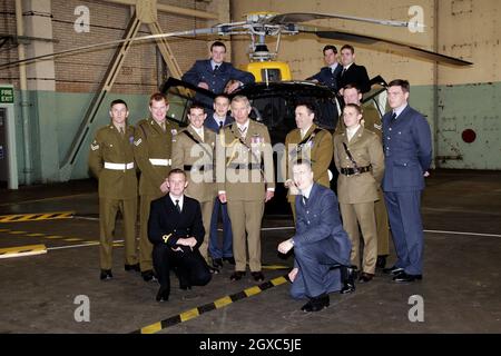 Le Prince Charles, Prince de Galles, colonel en chef du corps de l'armée de l'air, visite l'École de vol des hélicoptères de défense de la RAF Shawbury, près de Shrewsbury, le 3 mai 2007.Sa visite a été de célébrer le 10e anniversaire de l'école et de rencontrer des élèves militaires et des instructeurs de la Marine royale, de l'Armée de terre et de la Royal Air Force. Banque D'Images