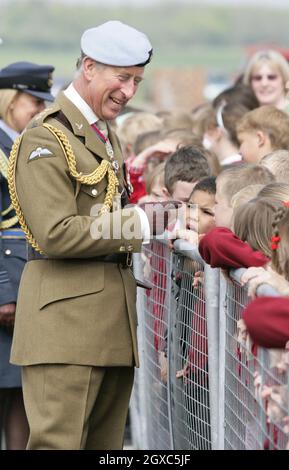 Le Prince Charles, Prince de Galles, colonel en chef du corps de l'armée de l'air, visite l'École de vol des hélicoptères de défense de la RAF Shawbury, près de Shrewsbury, le 3 mai 2007.Sa visite a été de célébrer le 10e anniversaire de l'école et de rencontrer des élèves militaires et des instructeurs de la Marine royale, de l'Armée de terre et de la Royal Air Force. Banque D'Images